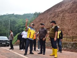Jalan Lingkar Utara Jatigede Sumedang Ditutup Sementara Usai Longsor