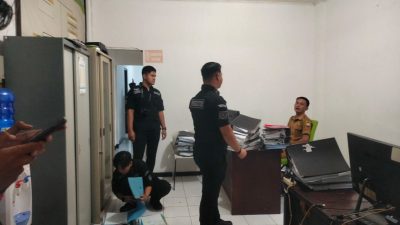 Tim Kejari Sumedang Geledah Kantor Bakesbangpol