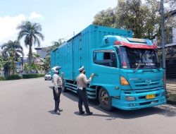 Polres Sumedang Razia Truk Sumbu Tiga di Bundaran Alam Sari
