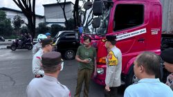 Wakapolda Jabar Pimpin Penyekatan Truk Sumbu Tiga di Sumedang Wakapolda Jawa Barat Brigjen Pol Adi Vivid Agustiadi Bachtiar memimpin langsung kegiatan penyekatan dan razia kendaraan sumbu tiga di wilayah hukum Polres Sumedang dalam rangka Operasi Ketupat Lodaya 2026. Kegiatan tersebut berlangsung pada Minggu (15/3/2026) mulai pukul 14.00 WIB di depan Kawasan Dwipapuri Abadi, Jalan Raya Rancaekek Km 24,5, Desa Sawahdadap, Kecamatan Cimanggung, Kabupaten Sumedang. Dalam kegiatan tersebut, Wakapolda didampingi sejumlah pejabat utama Polda Jawa Barat serta Kapolres Sumedang AKBP Sandityo Mahardika bersama jajaran personel Polres Sumedang. Pemeriksaan Kendaraan Angkutan Barang Petugas melakukan sejumlah pemeriksaan terhadap kendaraan angkutan barang yang melintas di lokasi kegiatan. Pemeriksaan meliputi pengecekan dokumen kendaraan, izin operasional angkutan, serta penindakan terhadap kendaraan yang melanggar ketentuan waktu operasional. Selain itu, petugas juga memeriksa muatan kendaraan guna mengantisipasi pelanggaran Over Dimension Over Loading (ODOL) yang berpotensi membahayakan pengguna jalan. Dalam kegiatan tersebut, petugas juga memberikan imbauan kepada para pengemudi untuk selalu mematuhi aturan lalu lintas selama masa Operasi Ketupat Lodaya berlangsung. 85 Truk Terjaring Razia Dari hasil kegiatan penyekatan dan pemeriksaan tersebut, petugas mendata serta memberikan teguran kepada 85 kendaraan truk sumbu tiga yang kedapatan melanggar aturan operasional maupun ketentuan terkait muatan. Langkah tersebut dilakukan sebagai bagian dari pengawasan terhadap kendaraan angkutan barang yang melintas di jalur utama menjelang masa mudik Lebaran. Upaya Jaga Kelancaran Arus Mudik Wakapolda Jawa Barat Brigjen Pol Adi Vivid Agustiadi Bachtiar menegaskan bahwa kegiatan penyekatan tersebut merupakan langkah strategis kepolisian dalam menjaga kelancaran arus lalu lintas. “Penyekatan kendaraan sumbu tiga ini merupakan bagian dari upaya Polda Jawa Barat dalam memastikan kelancaran arus lalu lintas selama Operasi Ketupat Lodaya 2026. Kendaraan angkutan barang dengan sumbu tiga atau lebih dibatasi operasionalnya agar tidak mengganggu arus mudik masyarakat serta untuk meminimalisir potensi kecelakaan lalu lintas,” ujar Brigjen Pol Adi Vivid. Penegakan Aturan Lalu Lintas Kapolres Sumedang AKBP Sandityo Mahardika menyampaikan bahwa kegiatan tersebut juga menjadi bagian dari upaya penegakan hukum terhadap pelanggaran lalu lintas. “Kami bersama jajaran Polda Jawa Barat melakukan pemeriksaan terhadap kendaraan angkutan barang, baik dari sisi kelengkapan dokumen maupun muatan. Kendaraan yang melanggar kami lakukan pendataan serta diberikan teguran agar ke depan para pengemudi lebih disiplin dan mematuhi aturan,” ungkap AKBP Sandityo. Ia menambahkan bahwa pembatasan operasional kendaraan angkutan barang dengan sumbu tiga atau lebih diberlakukan mulai 13 Maret hingga 29 Maret 2026. Kebijakan tersebut diambil sebagai langkah untuk menjaga kelancaran arus lalu lintas menjelang puncak arus mudik Lebaran. Kegiatan Berlangsung Kondusif Kegiatan penyekatan dan razia kendaraan tersebut berlangsung hingga sekitar pukul 17.10 WIB. Selama pelaksanaan operasi, situasi terpantau berjalan aman, tertib, dan kondusif dengan dukungan personel dari jajaran Polda Jawa Barat dan Polres Sumedang. Melalui kegiatan ini, kepolisian berharap kelancaran arus mudik dan keselamatan pengguna jalan dapat terjaga selama masa Operasi Ketupat Lodaya 2026 berlangsung