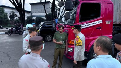 Wakapolda Jabar Pimpin Penyekatan Truk Sumbu Tiga di Sumedang Wakapolda Jawa Barat Brigjen Pol Adi Vivid Agustiadi Bachtiar memimpin langsung kegiatan penyekatan dan razia kendaraan sumbu tiga di wilayah hukum Polres Sumedang dalam rangka Operasi Ketupat Lodaya 2026. Kegiatan tersebut berlangsung pada Minggu (15/3/2026) mulai pukul 14.00 WIB di depan Kawasan Dwipapuri Abadi, Jalan Raya Rancaekek Km 24,5, Desa Sawahdadap, Kecamatan Cimanggung, Kabupaten Sumedang. Dalam kegiatan tersebut, Wakapolda didampingi sejumlah pejabat utama Polda Jawa Barat serta Kapolres Sumedang AKBP Sandityo Mahardika bersama jajaran personel Polres Sumedang. Pemeriksaan Kendaraan Angkutan Barang Petugas melakukan sejumlah pemeriksaan terhadap kendaraan angkutan barang yang melintas di lokasi kegiatan. Pemeriksaan meliputi pengecekan dokumen kendaraan, izin operasional angkutan, serta penindakan terhadap kendaraan yang melanggar ketentuan waktu operasional. Selain itu, petugas juga memeriksa muatan kendaraan guna mengantisipasi pelanggaran Over Dimension Over Loading (ODOL) yang berpotensi membahayakan pengguna jalan. Dalam kegiatan tersebut, petugas juga memberikan imbauan kepada para pengemudi untuk selalu mematuhi aturan lalu lintas selama masa Operasi Ketupat Lodaya berlangsung. 85 Truk Terjaring Razia Dari hasil kegiatan penyekatan dan pemeriksaan tersebut, petugas mendata serta memberikan teguran kepada 85 kendaraan truk sumbu tiga yang kedapatan melanggar aturan operasional maupun ketentuan terkait muatan. Langkah tersebut dilakukan sebagai bagian dari pengawasan terhadap kendaraan angkutan barang yang melintas di jalur utama menjelang masa mudik Lebaran. Upaya Jaga Kelancaran Arus Mudik Wakapolda Jawa Barat Brigjen Pol Adi Vivid Agustiadi Bachtiar menegaskan bahwa kegiatan penyekatan tersebut merupakan langkah strategis kepolisian dalam menjaga kelancaran arus lalu lintas. “Penyekatan kendaraan sumbu tiga ini merupakan bagian dari upaya Polda Jawa Barat dalam memastikan kelancaran arus lalu lintas selama Operasi Ketupat Lodaya 2026. Kendaraan angkutan barang dengan sumbu tiga atau lebih dibatasi operasionalnya agar tidak mengganggu arus mudik masyarakat serta untuk meminimalisir potensi kecelakaan lalu lintas,” ujar Brigjen Pol Adi Vivid. Penegakan Aturan Lalu Lintas Kapolres Sumedang AKBP Sandityo Mahardika menyampaikan bahwa kegiatan tersebut juga menjadi bagian dari upaya penegakan hukum terhadap pelanggaran lalu lintas. “Kami bersama jajaran Polda Jawa Barat melakukan pemeriksaan terhadap kendaraan angkutan barang, baik dari sisi kelengkapan dokumen maupun muatan. Kendaraan yang melanggar kami lakukan pendataan serta diberikan teguran agar ke depan para pengemudi lebih disiplin dan mematuhi aturan,” ungkap AKBP Sandityo. Ia menambahkan bahwa pembatasan operasional kendaraan angkutan barang dengan sumbu tiga atau lebih diberlakukan mulai 13 Maret hingga 29 Maret 2026. Kebijakan tersebut diambil sebagai langkah untuk menjaga kelancaran arus lalu lintas menjelang puncak arus mudik Lebaran. Kegiatan Berlangsung Kondusif Kegiatan penyekatan dan razia kendaraan tersebut berlangsung hingga sekitar pukul 17.10 WIB. Selama pelaksanaan operasi, situasi terpantau berjalan aman, tertib, dan kondusif dengan dukungan personel dari jajaran Polda Jawa Barat dan Polres Sumedang. Melalui kegiatan ini, kepolisian berharap kelancaran arus mudik dan keselamatan pengguna jalan dapat terjaga selama masa Operasi Ketupat Lodaya 2026 berlangsung