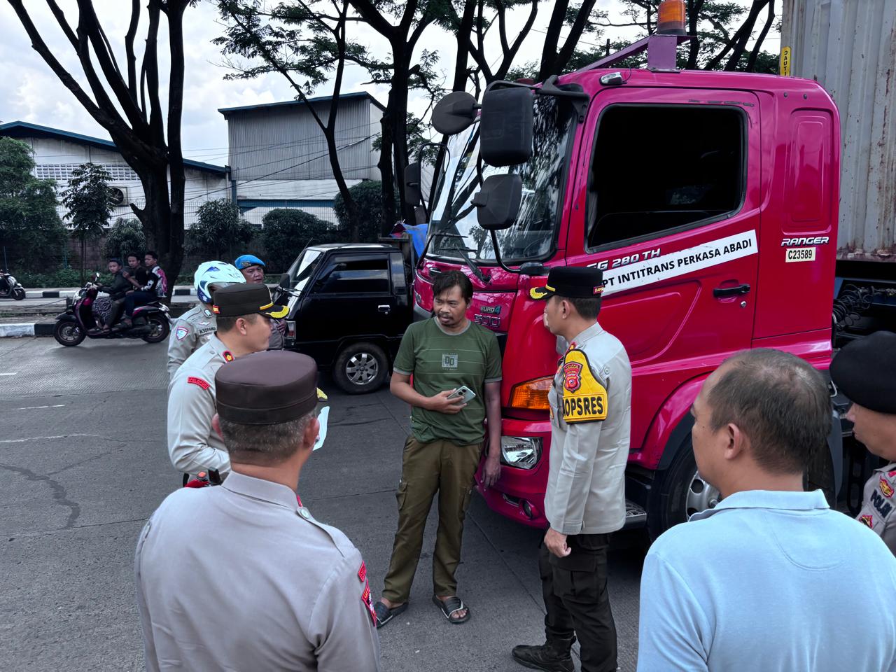 Wakapolda Jabar Pimpin Penyekatan Truk Sumbu Tiga di Sumedang Wakapolda Jawa Barat Brigjen Pol Adi Vivid Agustiadi Bachtiar memimpin langsung kegiatan penyekatan dan razia kendaraan sumbu tiga di wilayah hukum Polres Sumedang dalam rangka Operasi Ketupat Lodaya 2026. Kegiatan tersebut berlangsung pada Minggu (15/3/2026) mulai pukul 14.00 WIB di depan Kawasan Dwipapuri Abadi, Jalan Raya Rancaekek Km 24,5, Desa Sawahdadap, Kecamatan Cimanggung, Kabupaten Sumedang. Dalam kegiatan tersebut, Wakapolda didampingi sejumlah pejabat utama Polda Jawa Barat serta Kapolres Sumedang AKBP Sandityo Mahardika bersama jajaran personel Polres Sumedang. Pemeriksaan Kendaraan Angkutan Barang Petugas melakukan sejumlah pemeriksaan terhadap kendaraan angkutan barang yang melintas di lokasi kegiatan. Pemeriksaan meliputi pengecekan dokumen kendaraan, izin operasional angkutan, serta penindakan terhadap kendaraan yang melanggar ketentuan waktu operasional. Selain itu, petugas juga memeriksa muatan kendaraan guna mengantisipasi pelanggaran Over Dimension Over Loading (ODOL) yang berpotensi membahayakan pengguna jalan. Dalam kegiatan tersebut, petugas juga memberikan imbauan kepada para pengemudi untuk selalu mematuhi aturan lalu lintas selama masa Operasi Ketupat Lodaya berlangsung. 85 Truk Terjaring Razia Dari hasil kegiatan penyekatan dan pemeriksaan tersebut, petugas mendata serta memberikan teguran kepada 85 kendaraan truk sumbu tiga yang kedapatan melanggar aturan operasional maupun ketentuan terkait muatan. Langkah tersebut dilakukan sebagai bagian dari pengawasan terhadap kendaraan angkutan barang yang melintas di jalur utama menjelang masa mudik Lebaran. Upaya Jaga Kelancaran Arus Mudik Wakapolda Jawa Barat Brigjen Pol Adi Vivid Agustiadi Bachtiar menegaskan bahwa kegiatan penyekatan tersebut merupakan langkah strategis kepolisian dalam menjaga kelancaran arus lalu lintas. “Penyekatan kendaraan sumbu tiga ini merupakan bagian dari upaya Polda Jawa Barat dalam memastikan kelancaran arus lalu lintas selama Operasi Ketupat Lodaya 2026. Kendaraan angkutan barang dengan sumbu tiga atau lebih dibatasi operasionalnya agar tidak mengganggu arus mudik masyarakat serta untuk meminimalisir potensi kecelakaan lalu lintas,” ujar Brigjen Pol Adi Vivid. Penegakan Aturan Lalu Lintas Kapolres Sumedang AKBP Sandityo Mahardika menyampaikan bahwa kegiatan tersebut juga menjadi bagian dari upaya penegakan hukum terhadap pelanggaran lalu lintas. “Kami bersama jajaran Polda Jawa Barat melakukan pemeriksaan terhadap kendaraan angkutan barang, baik dari sisi kelengkapan dokumen maupun muatan. Kendaraan yang melanggar kami lakukan pendataan serta diberikan teguran agar ke depan para pengemudi lebih disiplin dan mematuhi aturan,” ungkap AKBP Sandityo. Ia menambahkan bahwa pembatasan operasional kendaraan angkutan barang dengan sumbu tiga atau lebih diberlakukan mulai 13 Maret hingga 29 Maret 2026. Kebijakan tersebut diambil sebagai langkah untuk menjaga kelancaran arus lalu lintas menjelang puncak arus mudik Lebaran. Kegiatan Berlangsung Kondusif Kegiatan penyekatan dan razia kendaraan tersebut berlangsung hingga sekitar pukul 17.10 WIB. Selama pelaksanaan operasi, situasi terpantau berjalan aman, tertib, dan kondusif dengan dukungan personel dari jajaran Polda Jawa Barat dan Polres Sumedang. Melalui kegiatan ini, kepolisian berharap kelancaran arus mudik dan keselamatan pengguna jalan dapat terjaga selama masa Operasi Ketupat Lodaya 2026 berlangsung