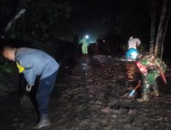 Polisi dan Warga Bersihkan Material Longsor di Buahdua