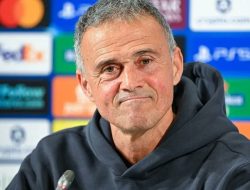 Luis Enrique Abaikan Rumor EPL, Tegaskan Fokus di PSG