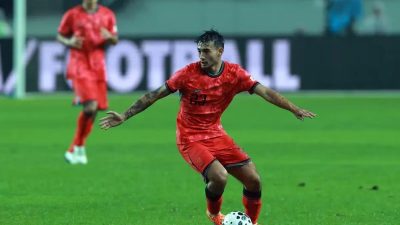 Pemain gelandang mengatur permainan dan memberikan umpan dalam pertandingan sepak bola
