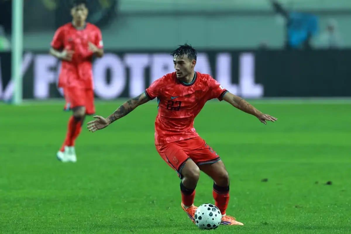 Pemain gelandang mengatur permainan dan memberikan umpan dalam pertandingan sepak bola