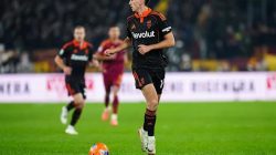 Gelandang sepak bola mengontrol bola dan mengatur tempo permainan di tengah pertandingan