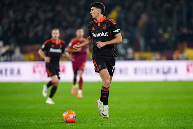 Gelandang sepak bola mengontrol bola dan mengatur tempo permainan di tengah pertandingan