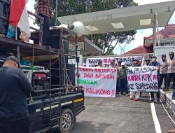 Gelombang Protes Kepung PN Sumedang, Spanduk Kritik Keras Warnai Aksi Ahli Waris