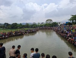 Hari Jadi Sumedang ke-448, Ribuan Warga Tumplek Ngagogo Lauk di Kolam Depan Masjid Al Kamil