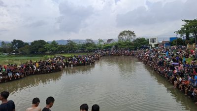 Hari Jadi Sumedang ke-448, Ribuan Warga Tumplek Ngagogo Lauk di Kolam Depan Masjid Al Kamil