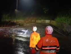 Akses Bandung–Cirebon Lumpuh, Tebing Cadas Pangeran Sumedang Ambruk Tutup Jalan
