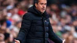 Pelatih sepak bola menunjukkan ekspresi tegang di pinggir lapangan saat pertandingan