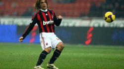 Pemain gelandang berlari membawa bola dalam pertandingan sepak bola profesional