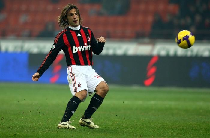 Pemain gelandang berlari membawa bola dalam pertandingan sepak bola profesional