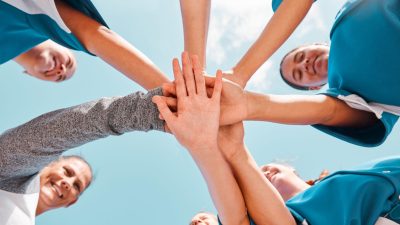 Pemain sepak bola merayakan kebersamaan tim di lapangan