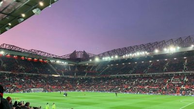 Suasana stadion Old Trafford saat pertandingan Manchester United dengan dukungan penuh suporter