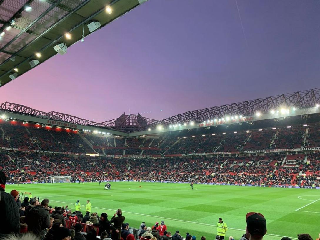 Suasana stadion Old Trafford saat pertandingan Manchester United dengan dukungan penuh suporter