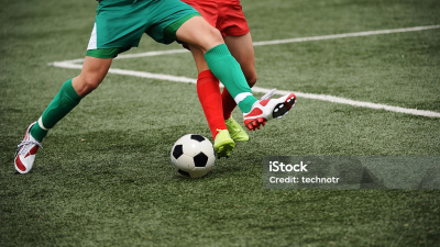 gelandang sepak bola mengatur tempo permainan di lapangan