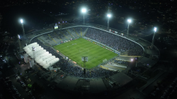 tim sepak bola inter milan bertanding di stadion malam hari