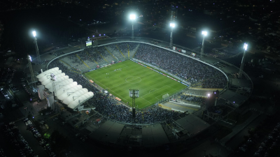 tim sepak bola inter milan bertanding di stadion malam hari