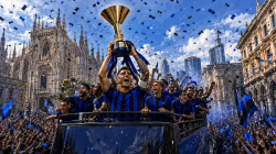 Ilustrasi Lautaro Martinez mengangkat trofi Serie A di atas bus parade Inter Milan.