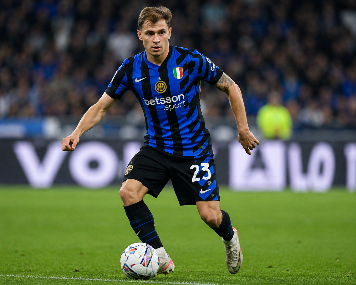 Nicolo Barella mengontrol bola saat membela Inter Milan.