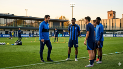 Cristian Chivu bersama generasi baru Inter Milan