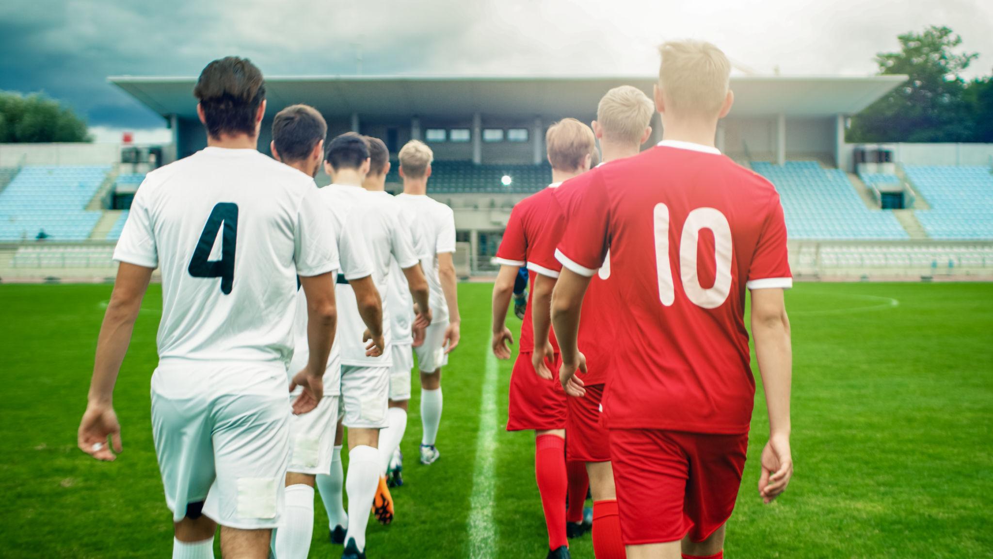 Pemain sepak bola meninggalkan lapangan sebagai ilustrasi perubahan skuad