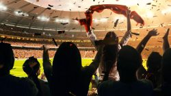 Tim sepak bola merayakan kemenangan bersama di lapangan
