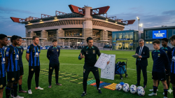 Ilustrasi Cristian Chivu memberikan arahan kepada para pemain muda Inter Milan dalam sesi latihan.