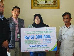 Bukti Program Bantuan Gubernur Jabar Bermanfaat, Ahli Waris Pekerja Rentan Terima Rp157 Juta