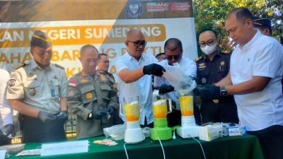 Kejari Sumedang Musnahkan Ratusan Ribu Rokok Ilegal dan Ribuan Obat Terlarang