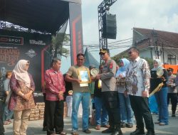 Kapolres Sumedang Serahkan Piala Juara Lomba Pembasmian Hama Tikus, Dorong Petani Jaga Produksi Padi
