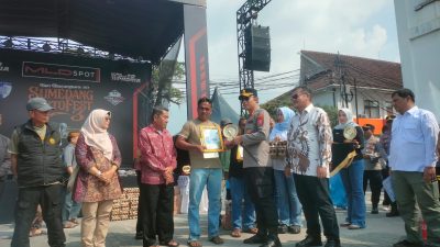 Kapolres Sumedang Serahkan Piala Juara Lomba Pembasmian Hama Tikus, Dorong Petani Jaga Produksi Padi