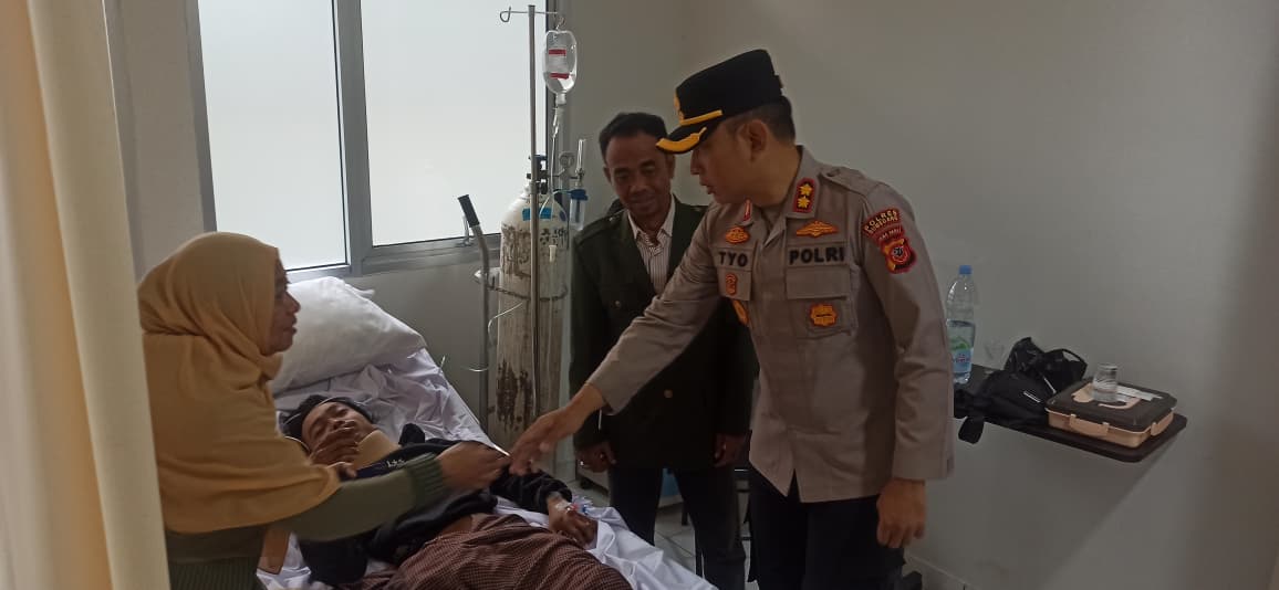 Kapolres Sumedang Jenguk Korban Pohon Tumbang