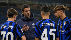 Ilustrasi Cristian Chivu memberi arahan kepada pemain muda Inter Milan dalam persiapan musim 2026/2027