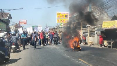 Eksekusi Pasar Cimalaka Sumedang, Warga Pasar Bakar Ban di Jalan Nasional