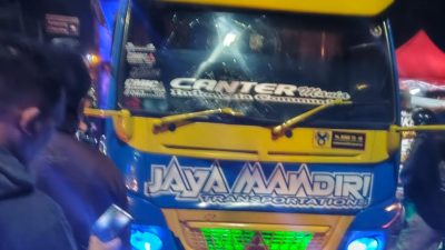 Dua Remaja Putri Terluka Parah Usai Motor Bertabrakan dengan Truk di Tanjungsari Sumedang