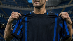 Ilustrasi John Stones mengenakan jersey Inter Milan di Giuseppe Meazza.