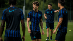 Ilustrasi John Stones mengenakan jersey Inter Milan saat mengikuti latihan pramusim bersama skuad Cristian Chivu.