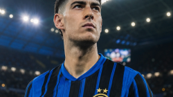 Ilustrasi Alessandro Bastoni tetap menjadi pemain kunci Inter Milan di era Cristian Chivu
