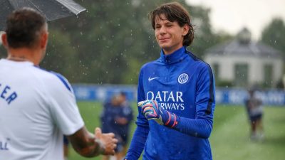 Carlo Galliera kiper muda Inter Academy saat bersama tim utama Inter Milan