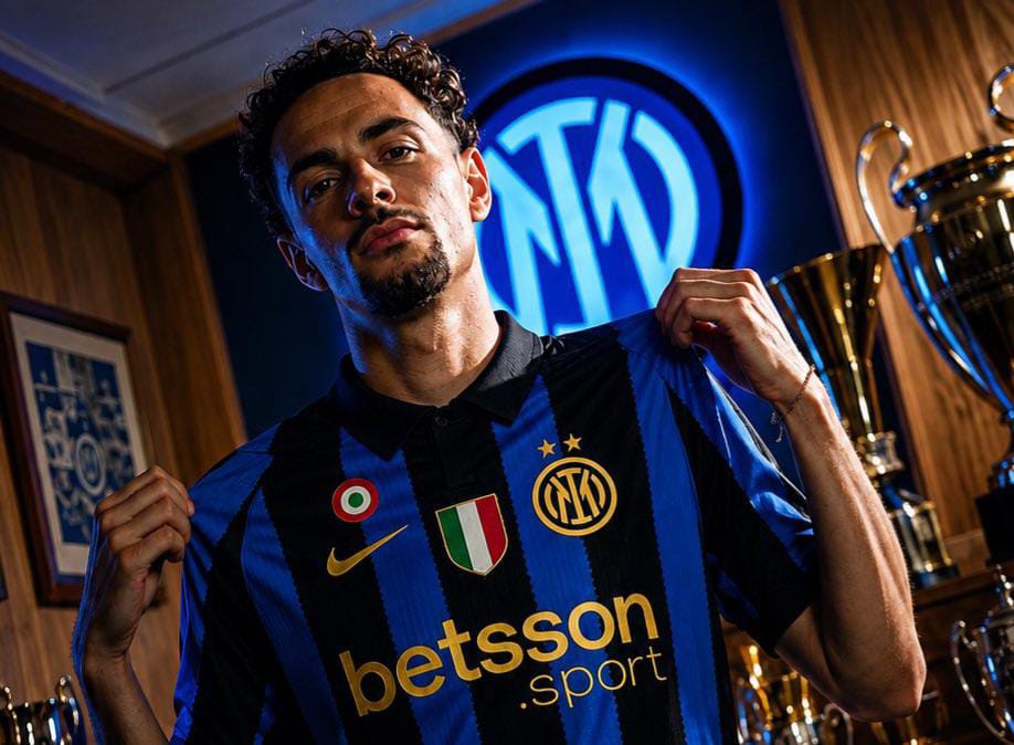 Curtis Jones tiba di Milan untuk menyelesaikan transfer ke Inter Milan