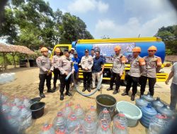 Kemarau Panjang Bikin Warga Perum Griya Permata Cimalaka Krisis Air, 32 Ribu Liter Bantuan Didistribusikan Brimob