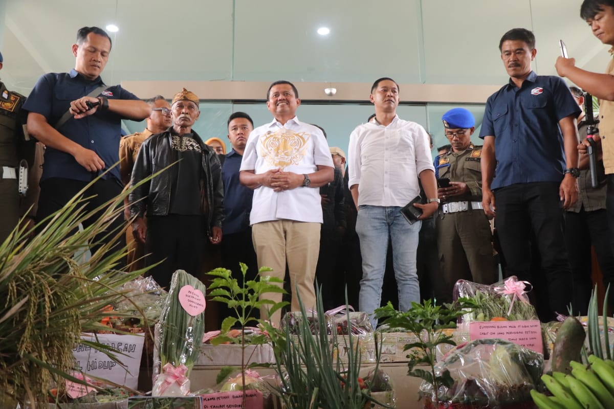 Bupati Sumedang Dony Ahmad Munir membahas reforma agraria bersama kelompok tani