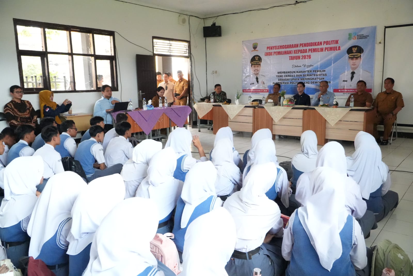 Wakil Bupati Sumedang memberikan pendidikan politik kepada pelajar SMA